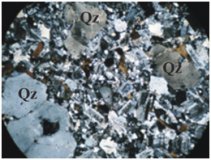 O χαλαζίας (Qz) σαν συστατικό ενός γρανίτη, όπως φαίνεται στο πετρογραφικό μικροσκόπιο. xalazias-qz